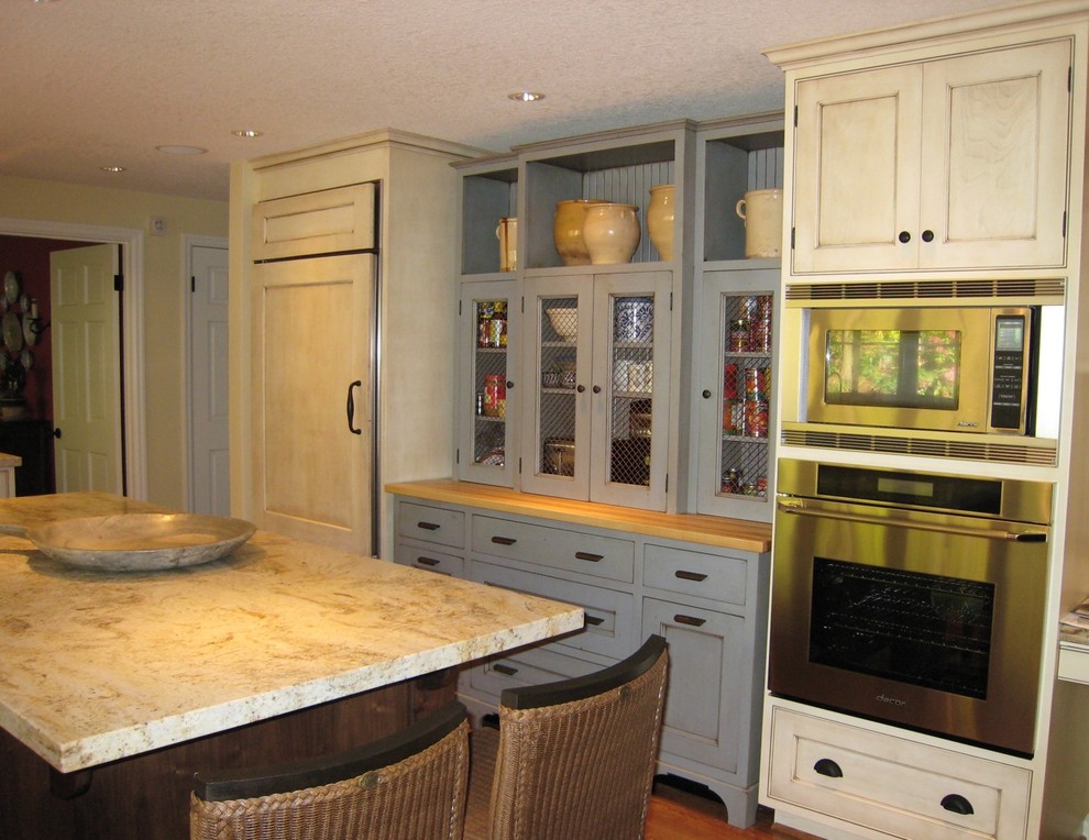Quicken Cloud for Traditional Kitchen with Bronze Hardware
