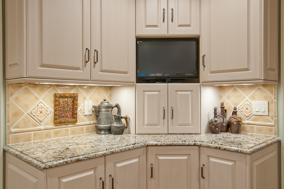 Sensa Granite for Traditional Kitchen with Custom Cabinetry